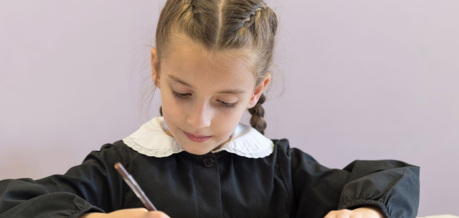 Bambina grembiule scuola